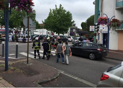 Мълниеносно: Полицията безпощадно ликвидира престъпниците, взели заложници в църква във Франция (СНИМКИ)