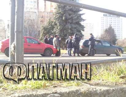 Сгащиха каналджия в "полицейска" Астра, натъпкана с бежанци, в Бургас