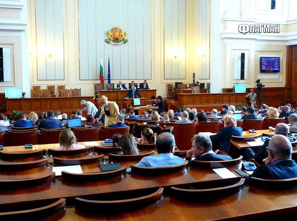 Парламентът избра нов шеф на Комисията за финансов надзор с подкрепата на Доган и Първанов