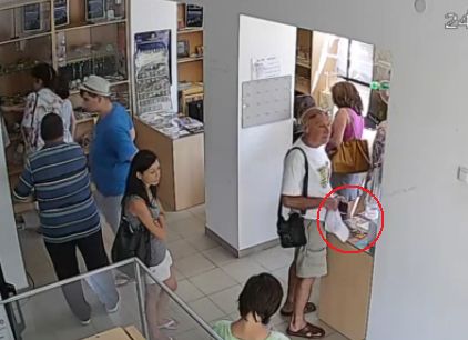 Нагъл крадец отмъкна мобилен телефон от туристически център (ВИДЕО)