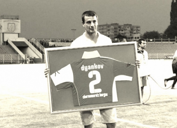 Трагедия на стадиона! Бивш защитник на Черноморец почина преди тренировка