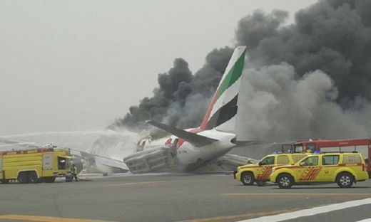 Извънредно! Ад на летището в Дубай, самолет гори на пистата (СНИМКИ/ВИДЕО)