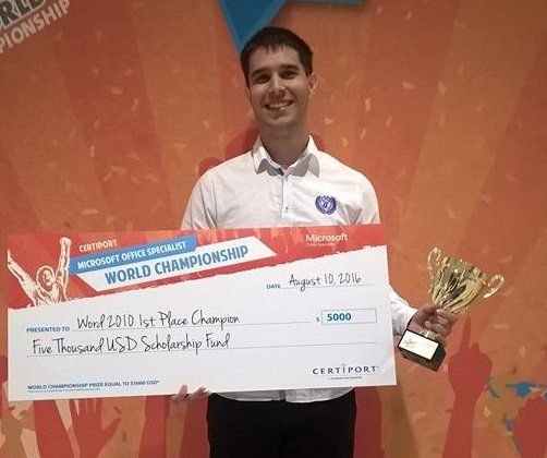 Гордост! Ученикът Георги Бошев от Бургас изпревари 400 000 участници от 130 държави и стана световен IT шампион