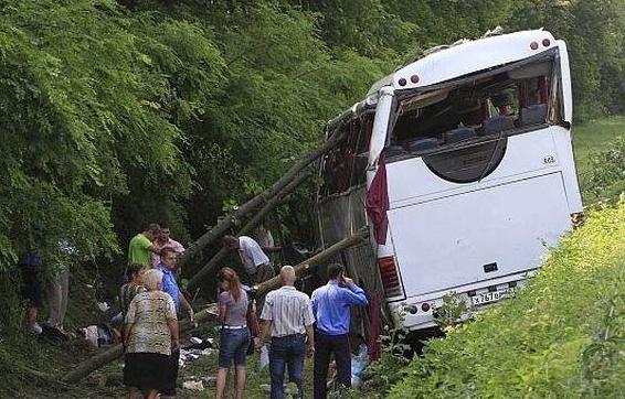 Първо във Флагман! Мъртвопиян шофьор заби челно Пежото си в туристически автобус край Слънчев бряг