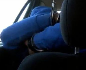 Заловиха избягал затворник в Шейново, хванали го да спи в един от откраднатите автомобили