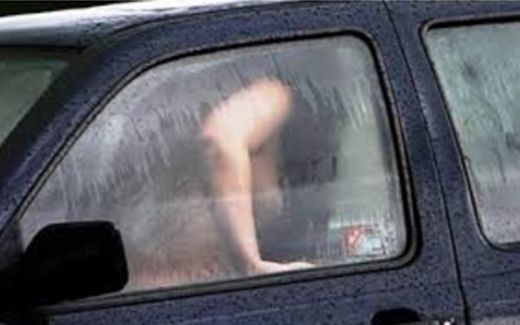 Мюсюлмански политици, зовящи за целомъдрие, спипани да правят секс в кола край Казабланка