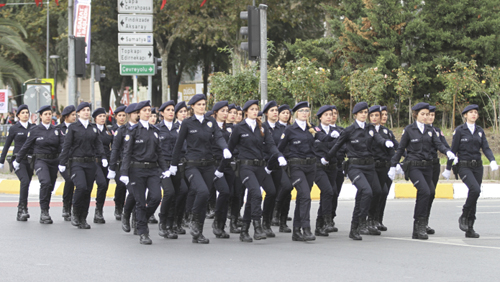 Полицайките в Турция вече официално ще носят забрадки