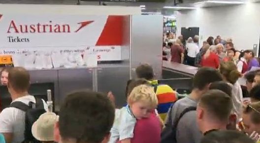 Хаос на летището във Виена, десетки полети са отменени
