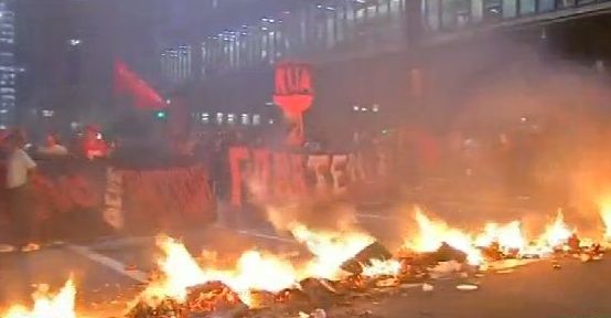 Огнена барикада „издигнаха“ протестиращи в Сао Пауло
