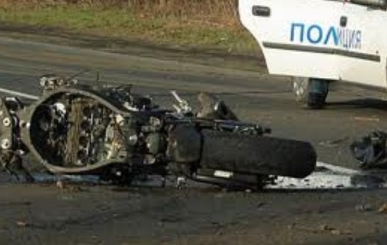 Ужас на АМ "Тракия": Мотоциклетист загина след удар в ТИР