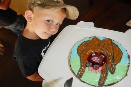 Странно! 4-годишно хлапе получи торта с раждаща крава за рождения си ден! (СНИМКИ)