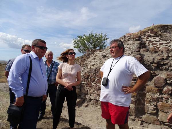 Кметът на Камено Жельо Вардунски запозна министър Ангелкова с разкопките на Русокастро (СНИМКИ)
