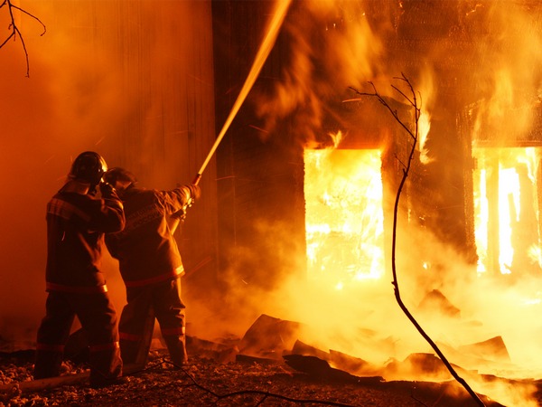 Огнен ад край Средец погълна 4 къщи, има пострадала жена