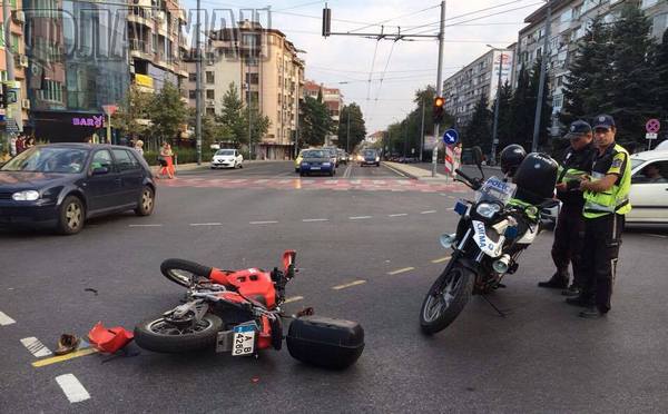 Нервен шофьор помете моторист на кръстовището на Билковата аптека в Бургас(СНИМКИ)