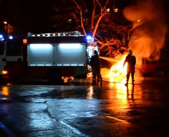 Блок изгоря в с. Атия, 12 пожарникари се борят с пламъците