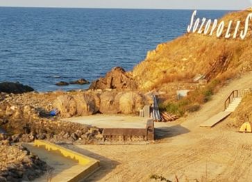 Незаконно строителство край Созопол, създаден е изкуствен бетонен плаж в защитена територия?
