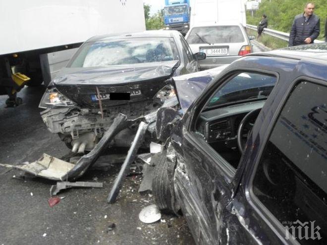 Двойна катастрофа блокира входа на София - четири коли смачкани