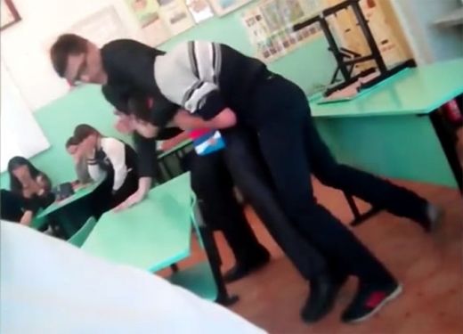 Брутален бой между учител и осмокласник по време на урок (ВИДЕО 18+)