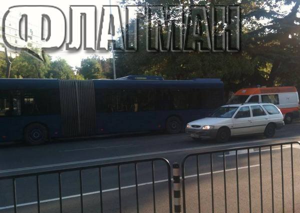 Джигит сече пътя на автобус от градския транспорт в Бургас, има пострадали
