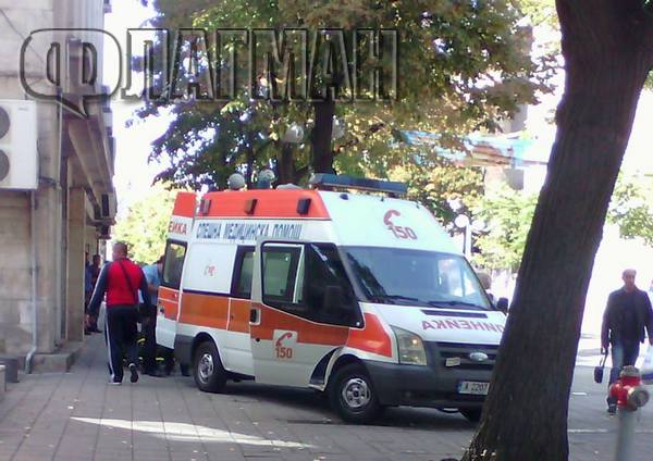 Първо във Флагман! Жена колабира в центъра на Бургас, линейка хвърчи към Общината