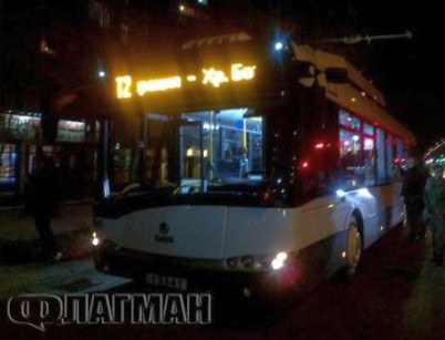 Извънредно! Таксиджия се заби в градски автобус край "Меден рудник"