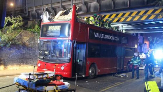 Двуетажен автобус се удари в железопътен мост в Лондон, 26 са ранени