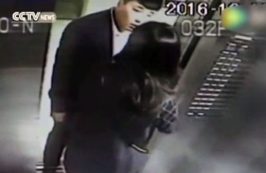 Жена направи забележка на мъж да не пуши в асансьора, той я преби (ВИДЕО)