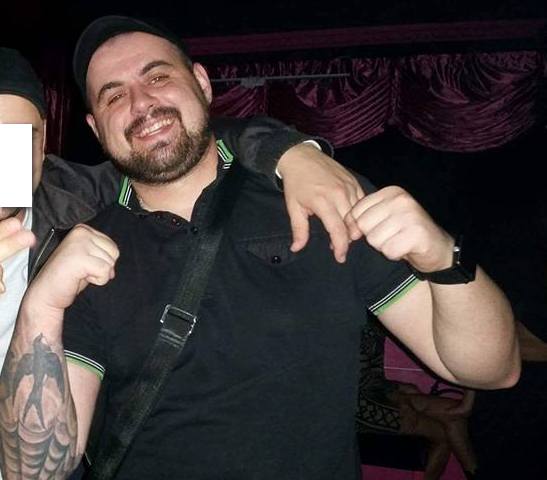 Фенът Манол Петров, пребил журналистка, нападна и полицаи, вадят го пиян и с белезници от дискотека в Бургас