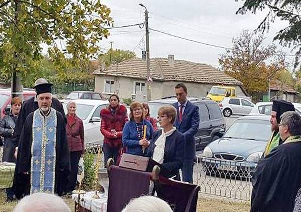 Кметът Димитър Николов направи първата копка на храма "Свети Димитър" в Миролюбово