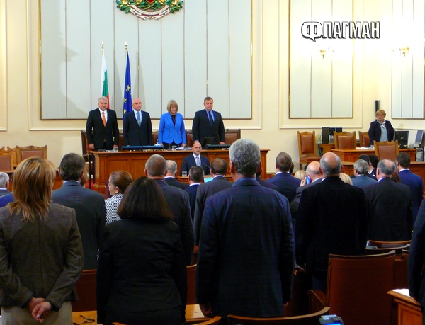 След Общинския съвет в Бургас патриотите успяха да вкарат химна и в Народното събрание