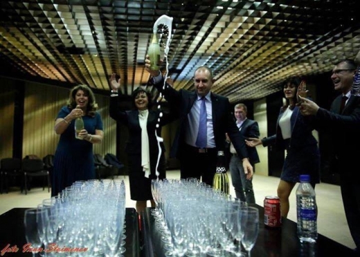 Три жени и мъж отпиха първи от победното шампанско на Радев