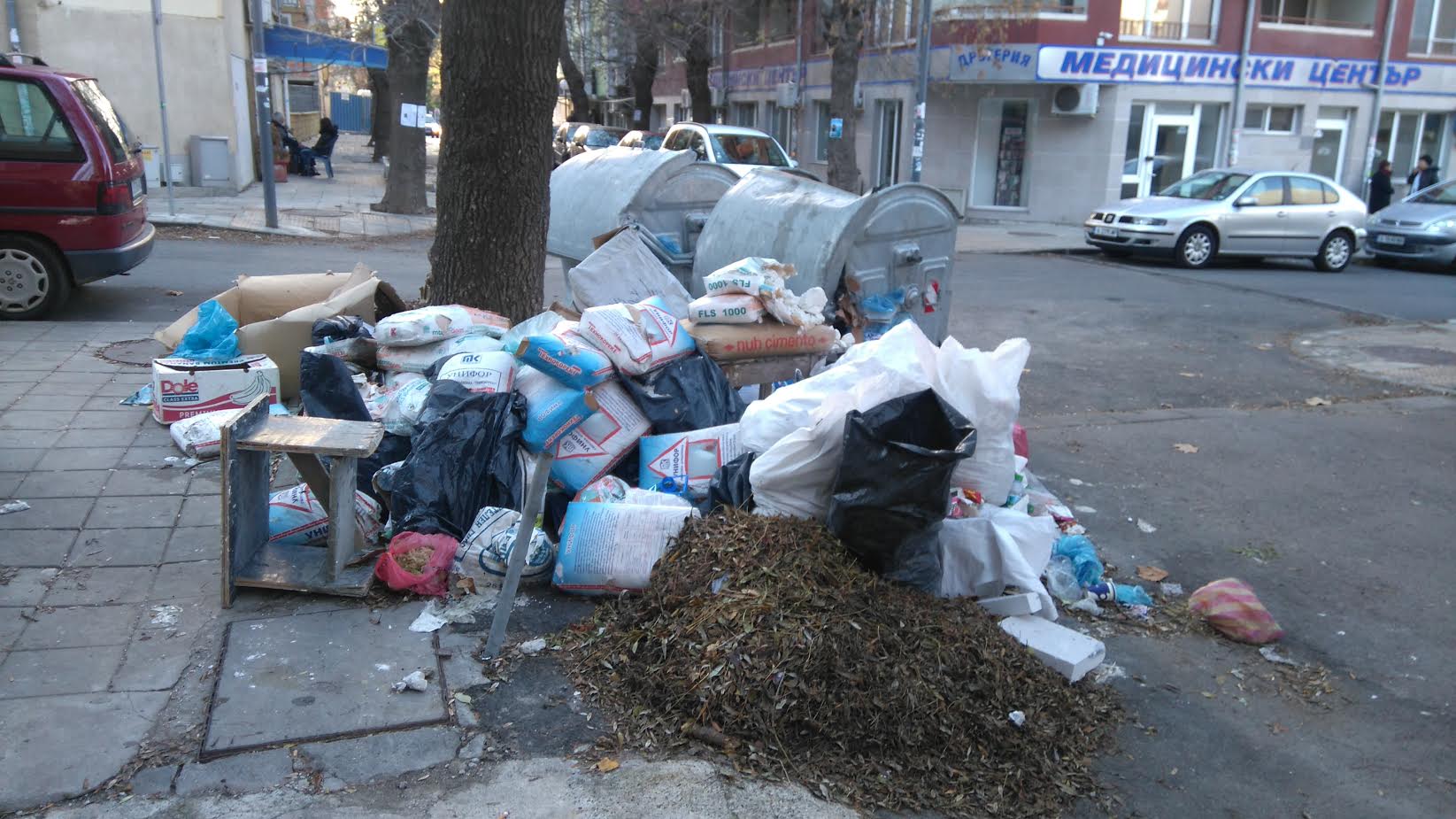Възмутен жител на „Възраждане”: Ситуацията с боклука вече не се търпи (СНИМКИ)