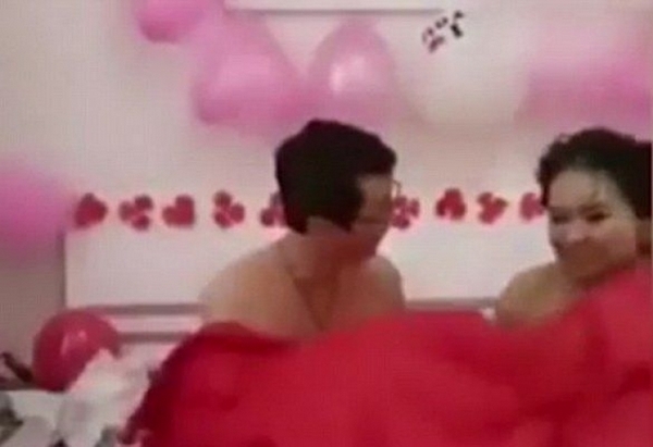 Гостите на сватба накараха булката и младоженеца да правят секс пред тях (СНИМКИ/ВИДЕО 18+)