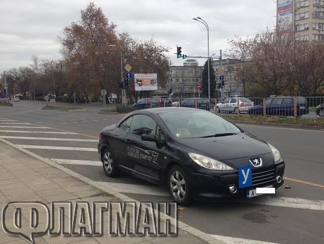 Бургаски инструктор колабира в автомобила си на метри от УМБАЛ Бургас
