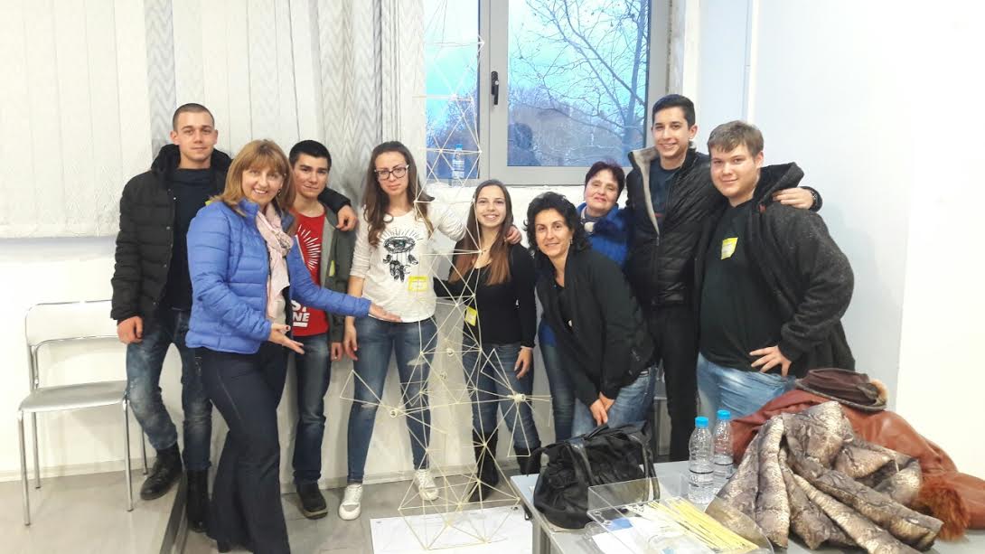 Бургаски ученици наградени за двуметрова кула от спагети, която издържа на земетресение