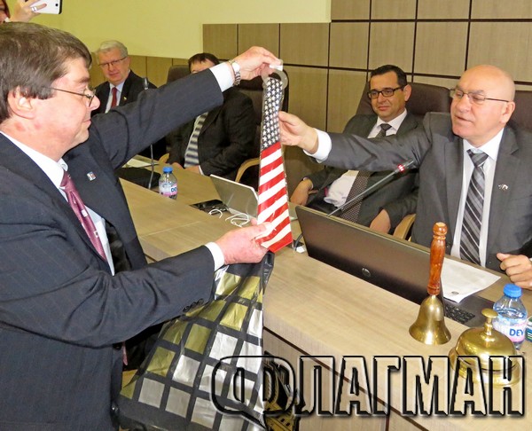 Следизборни страсти в Общинския съвет в Бургас: Вратовръзка от Тръмп за Костантин Луков, букет от Корнелия Нинова за ГЕРБ