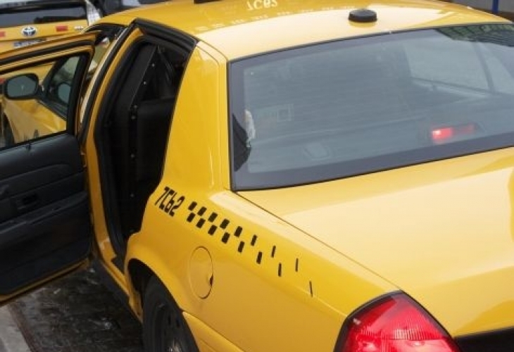 Кървава сцена: Младежи намушкаха таксиджия
