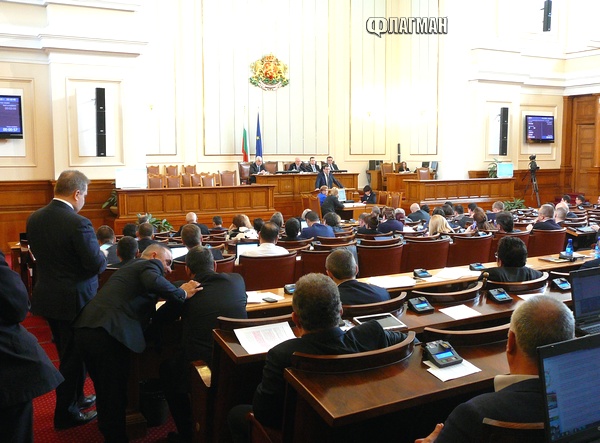 С гласуване „всички срещу ГЕРБ” вдигнаха бюджетите на БАН и Софийския университет