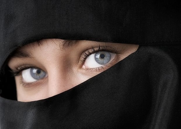 Какво се случва ако жена свали бурката си в Саудитска Арабия? Вижте тук! (СНИМКА)