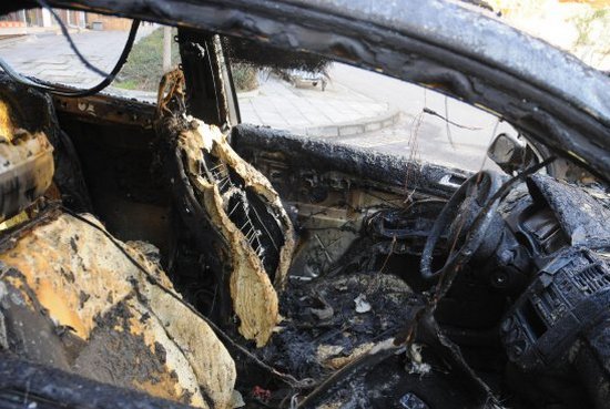 На косъм от трагедия! Изоставена трошка, пълна с газ, пламна на метри от бензиностанция в Бургас