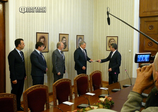 Румен Христов получи мандата за ново правителство, Костадин Марков в делегацията при президента