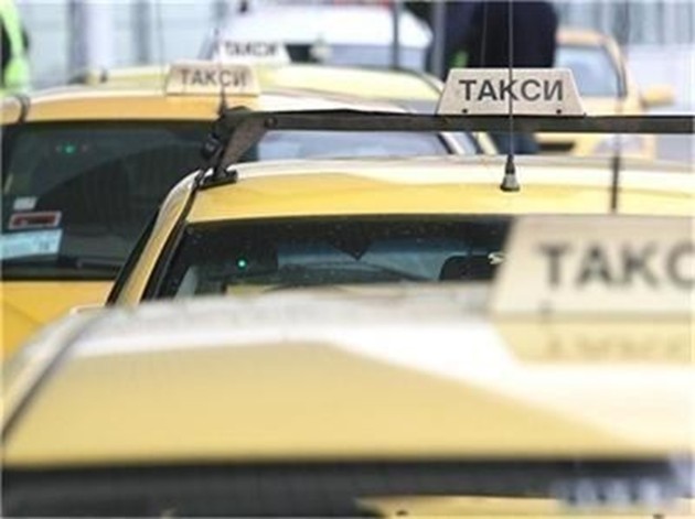 Таксиметров шофьор изостави жена в безсъзнание на пътя