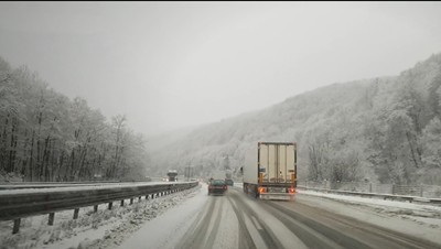 Сняг на магистралата затруднява движението (Видео)