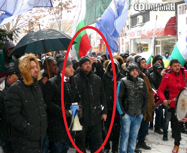 Обрат: Бивш боец на Волен Сидеров организира ромски протест срещу националистите (СНИМКИ)