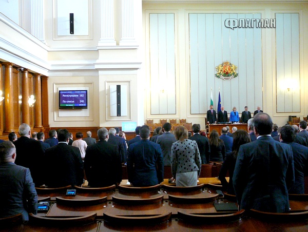 Последната сесия на парламента започна с химна и аплодисменти от националистите