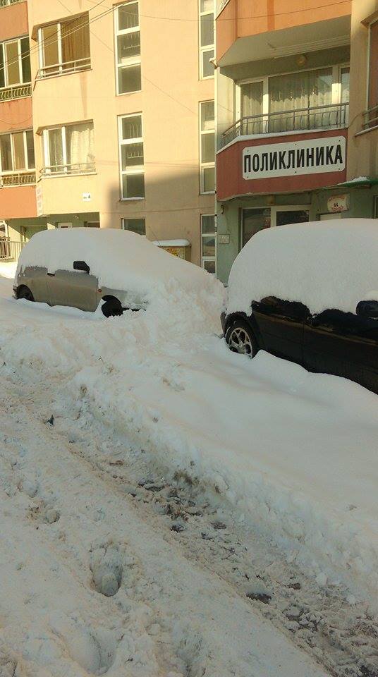 В бургаския ж.к."Меден рудник" си останаха затрупани под снега(СНИМКИ)