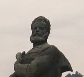 Паметникът на Христо Ботев във Враца се руши