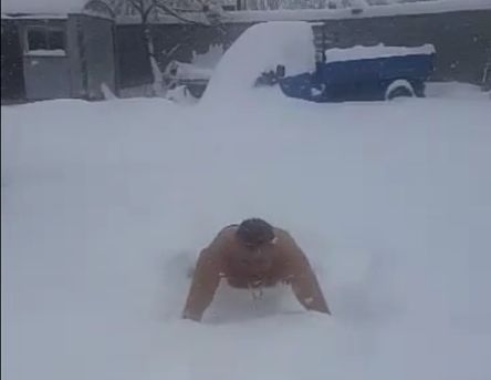 Мъж по бански прави лицеви опори в снега (ВИДЕО)