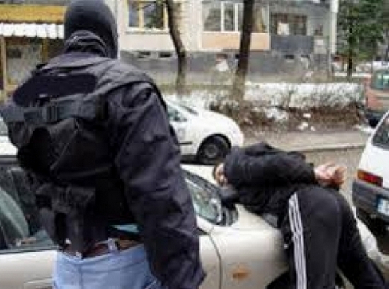 Зрелищен арест в ж.к. „Изгрев”: Полицаи закопчаха шанаджията Костадин до „Билла” със сериозно количество наркотици