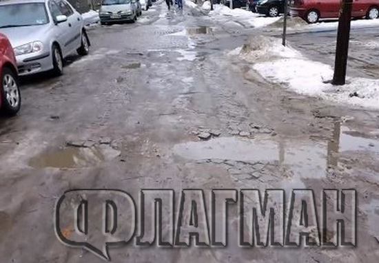 Бургаските улици заприличаха на лунен пейзаж, вижте кои са опасните участъци (ВИДЕО)